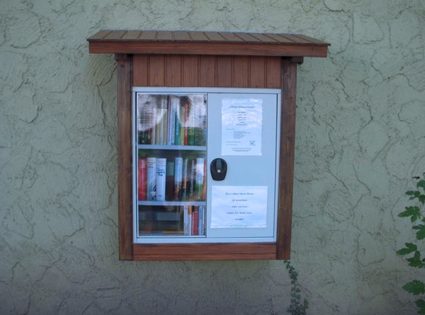Offener Bücherschrank im Park in Gundernhausen