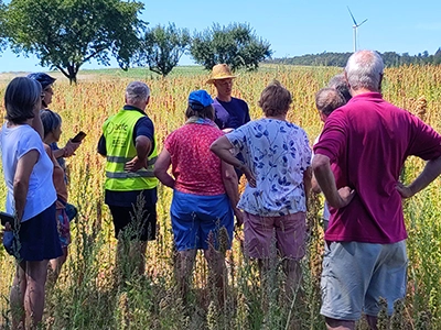 Verbraucher und Landwirt im Gespräch